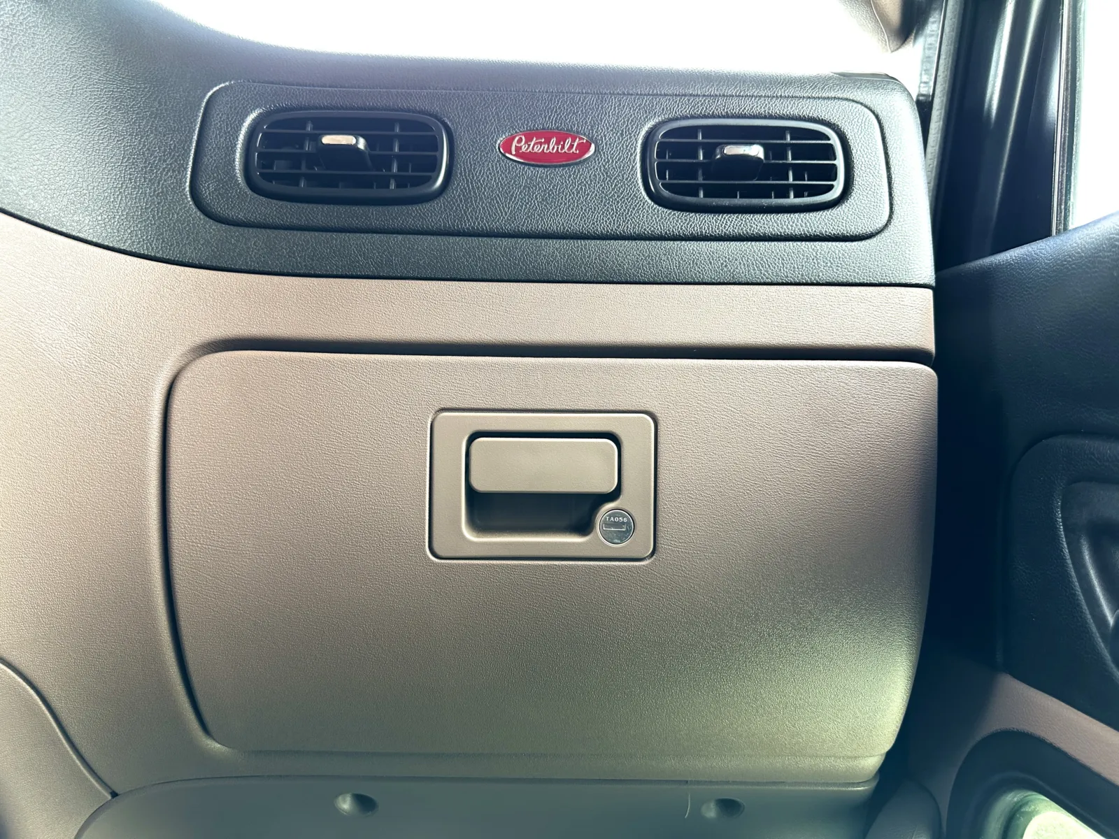 2022 Peterbilt 389 - image 19