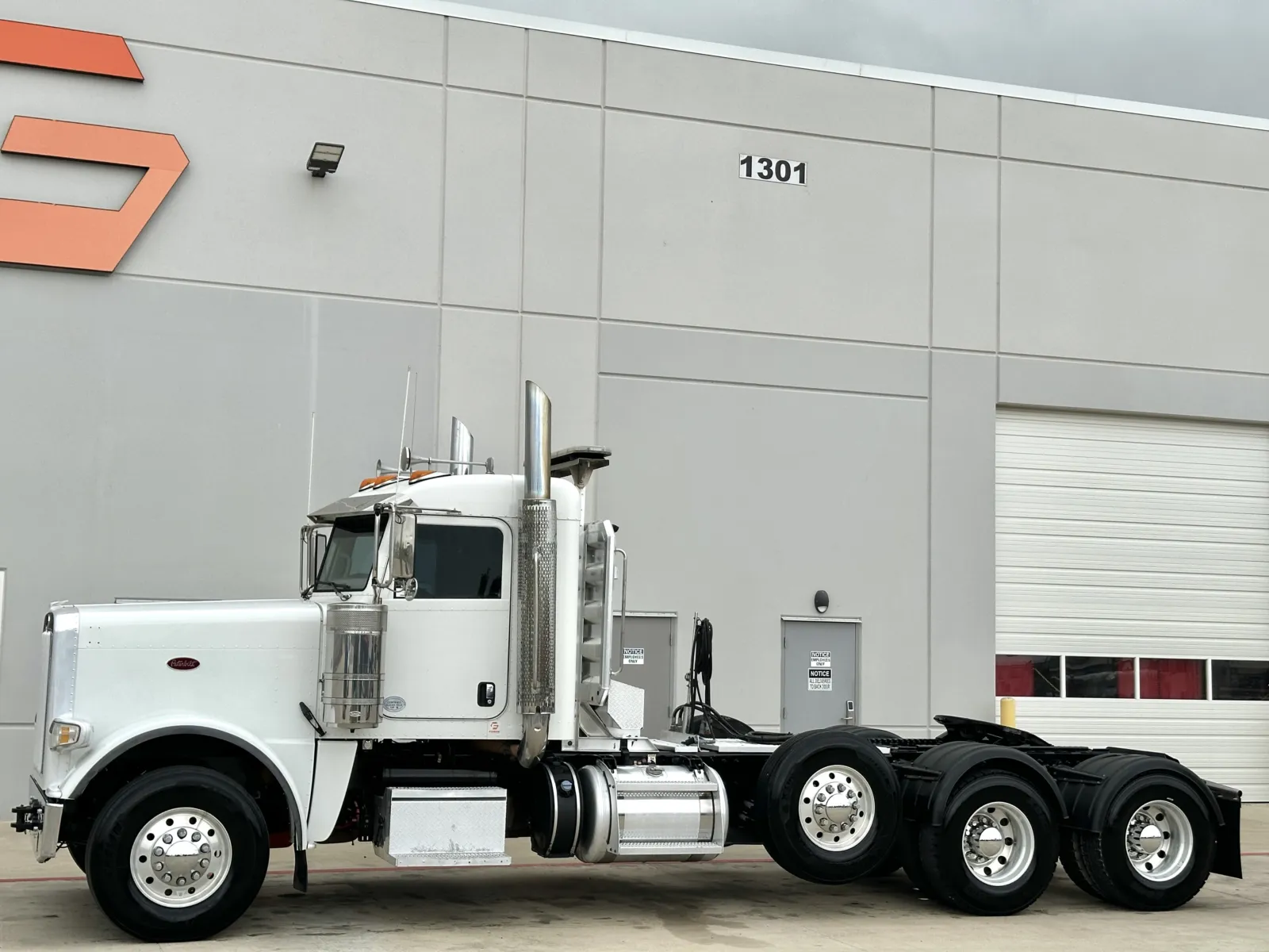 2017 Peterbilt 389 - image 2