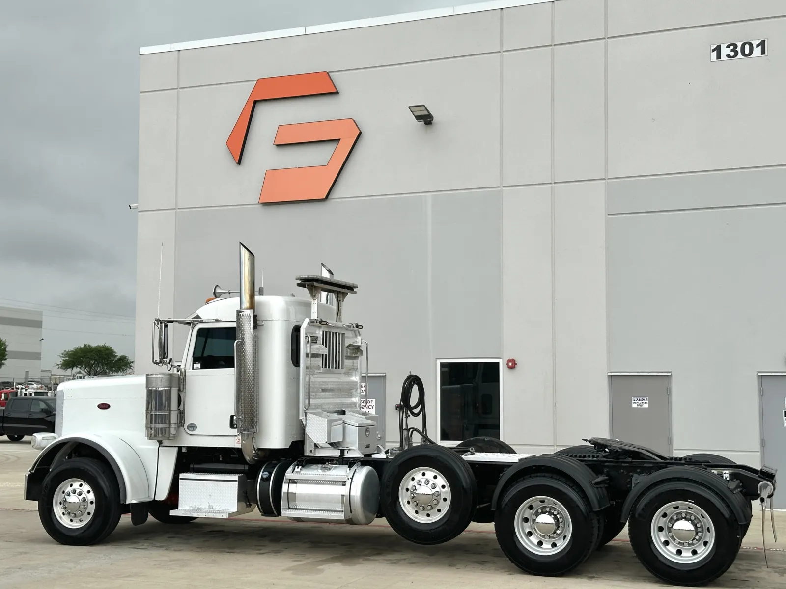 2017 Peterbilt 389 - image 6
