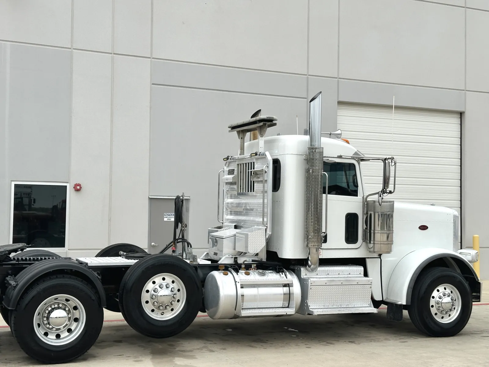 2017 Peterbilt 389 - image 7