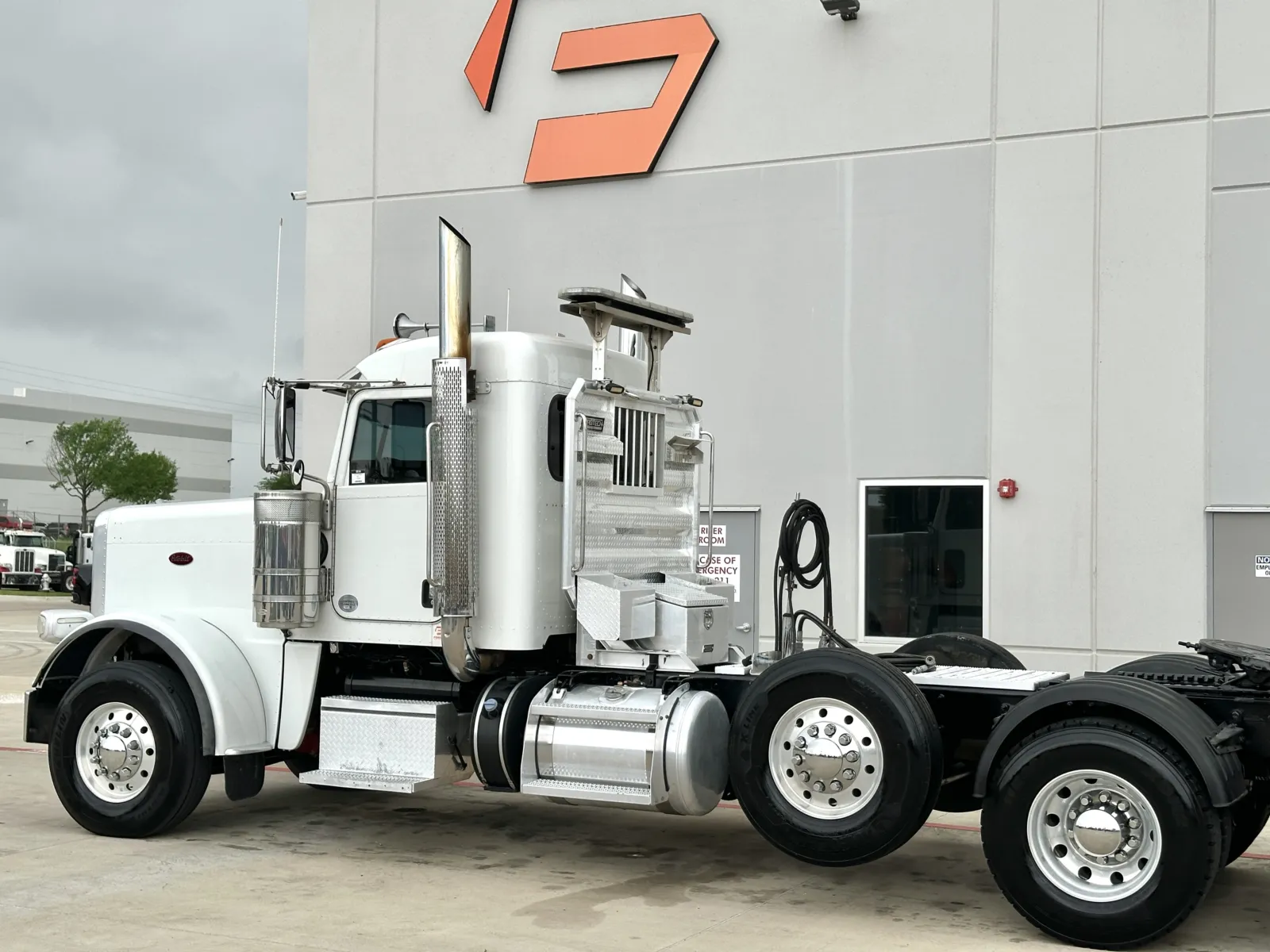 2017 Peterbilt 389 - image 8