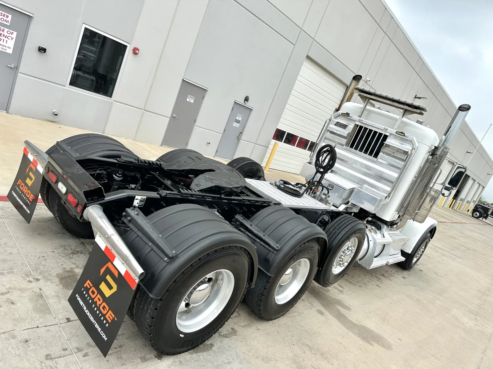 2017 Peterbilt 389 - image 11