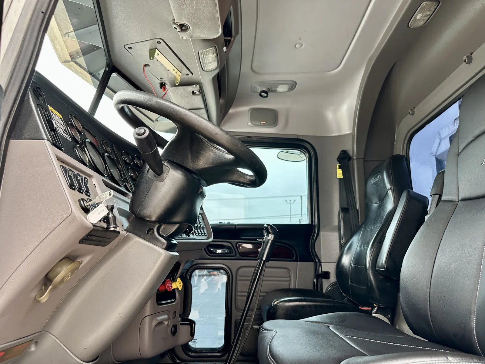 2017 Peterbilt 389 - image 14