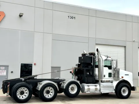 More photos of 2012 KENWORTH T800 at Forge Truck Centers - Texas, TX