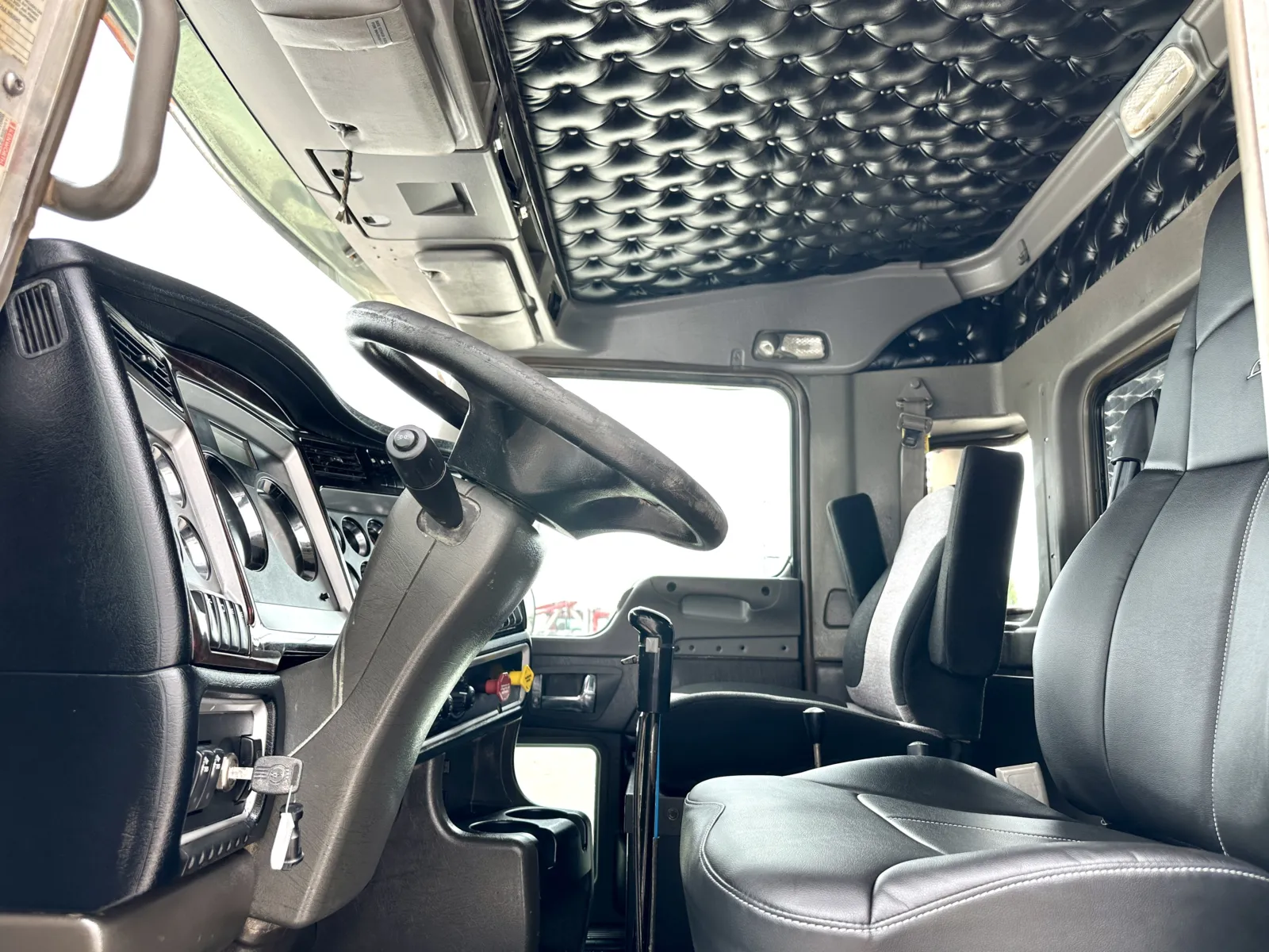 2012 Kenworth T800 - image 14