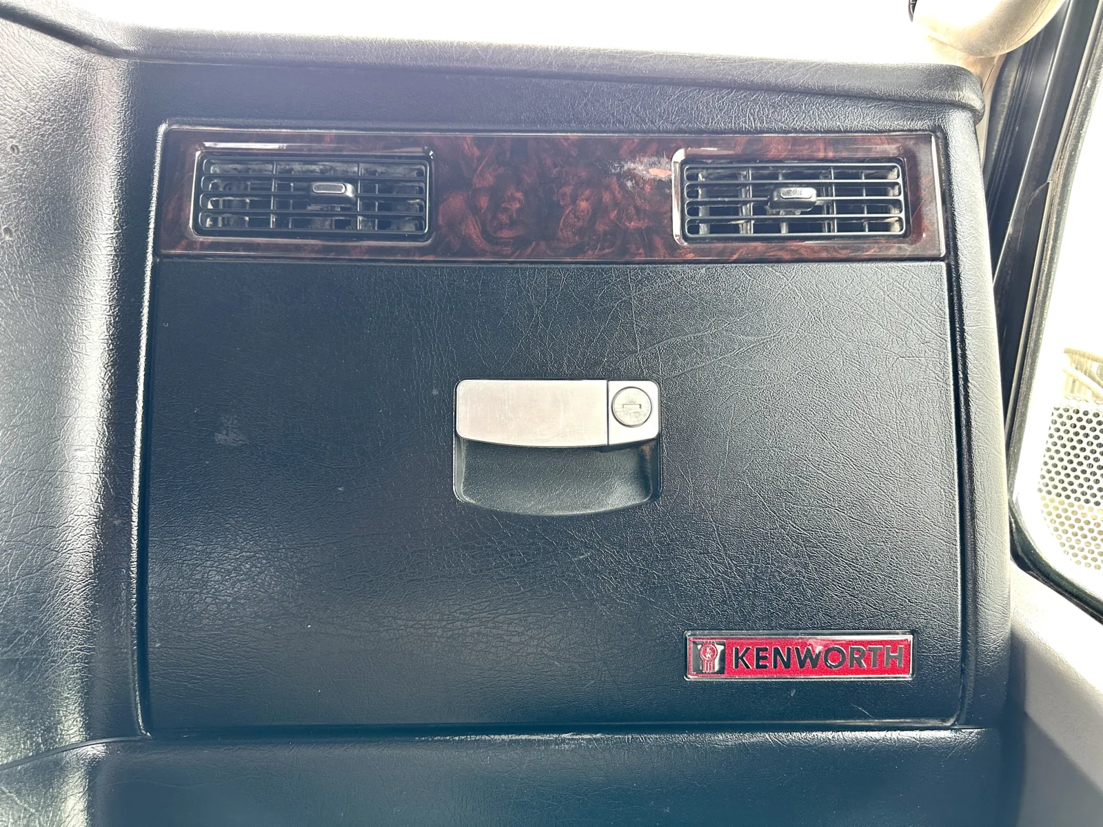 2012 Kenworth T800 - image 18