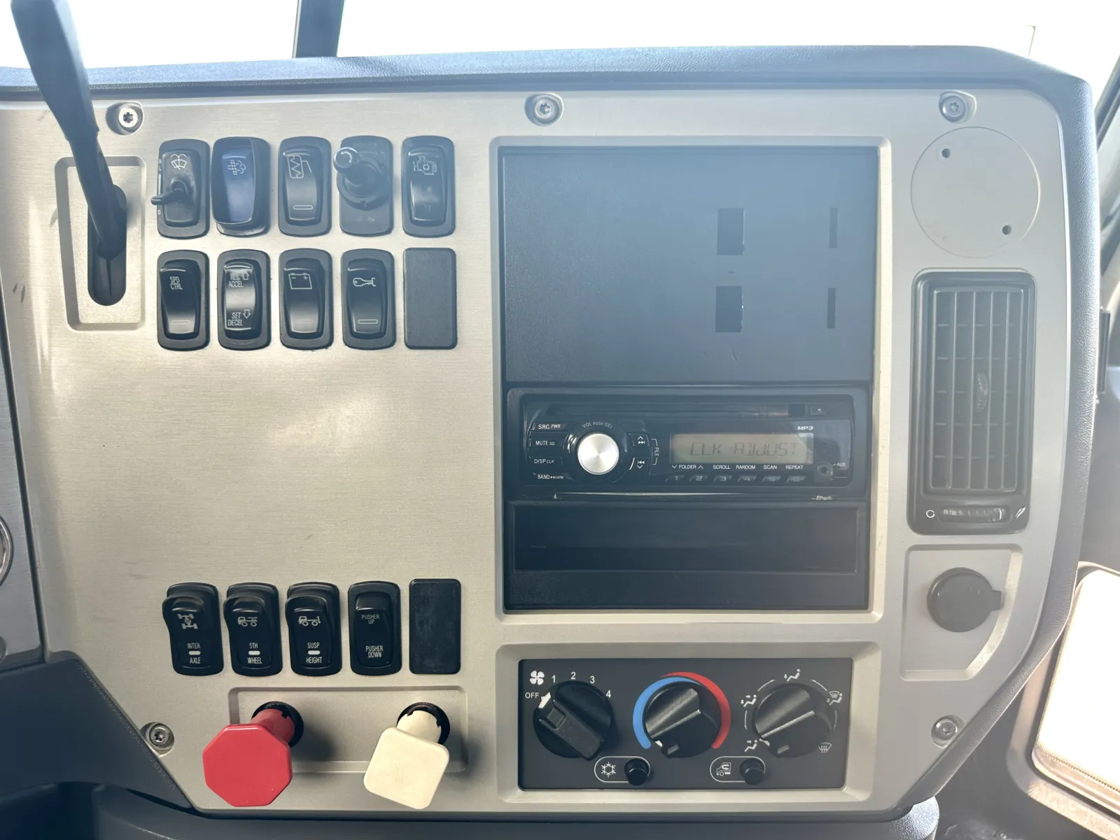 2013 Mack - image 17