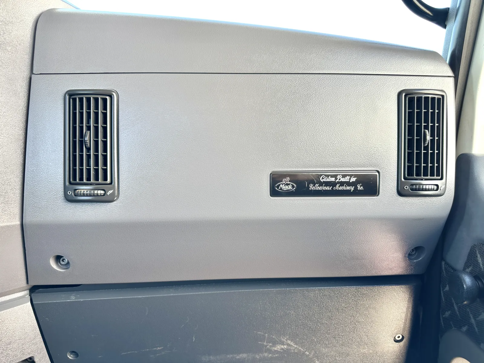 2013 Mack - image 18