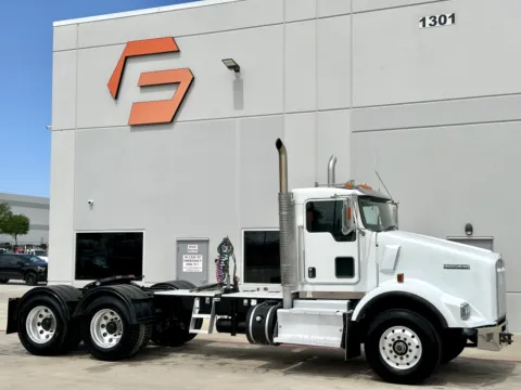 2016 KENWORTH T800 for sale in Hutchins, TX