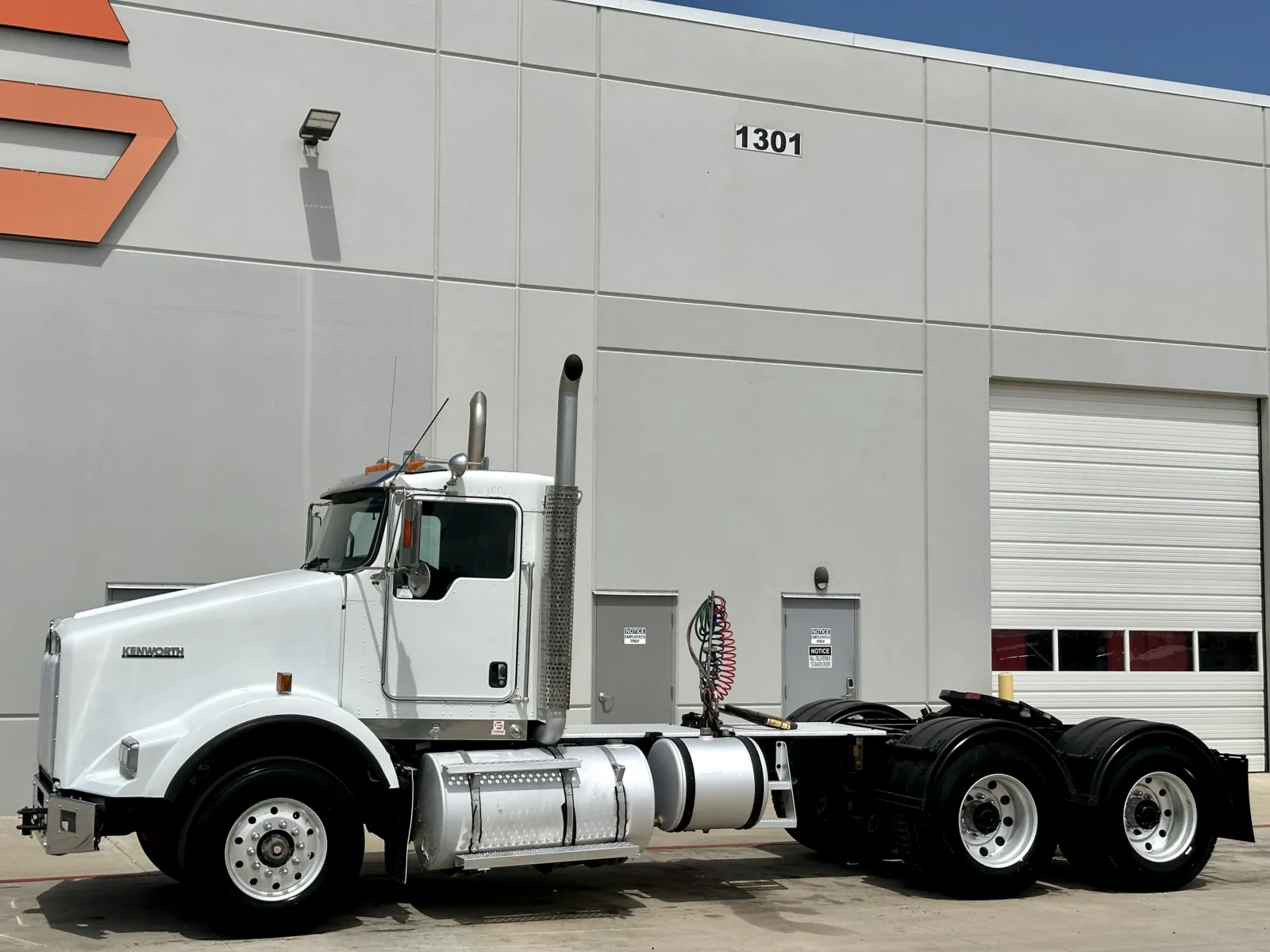 2016 Kenworth T800 - image 2