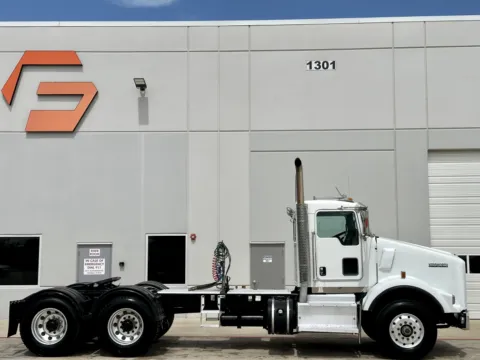 Another view of 2016 KENWORTH T800 for sale in Hutchins, TX at Forge Truck Centers - Texas