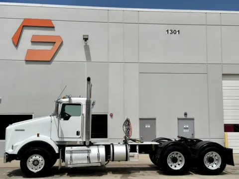 More photos of 2016 KENWORTH T800 at Forge Truck Centers - Texas, TX