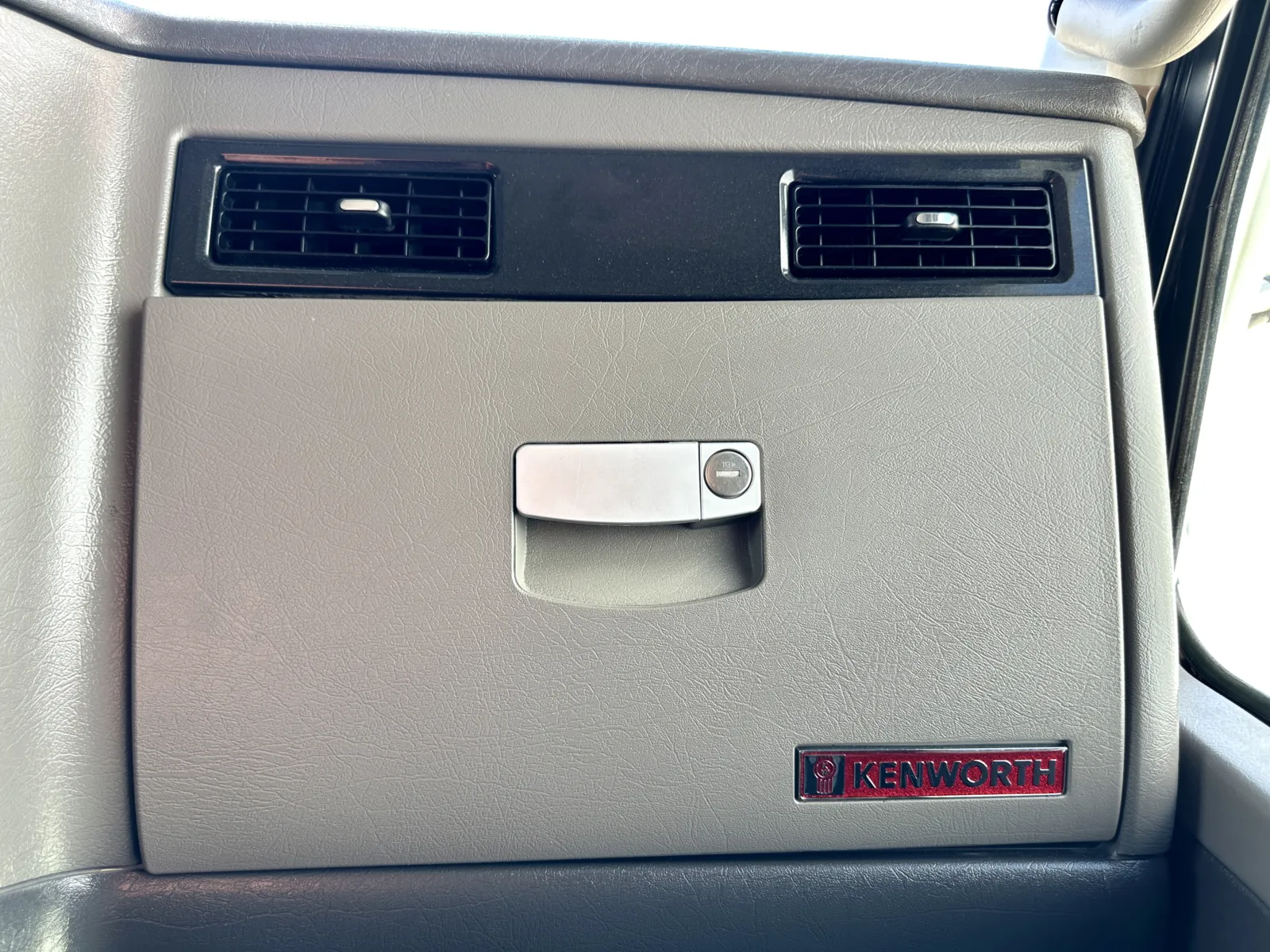 2016 Kenworth T800 - image 18