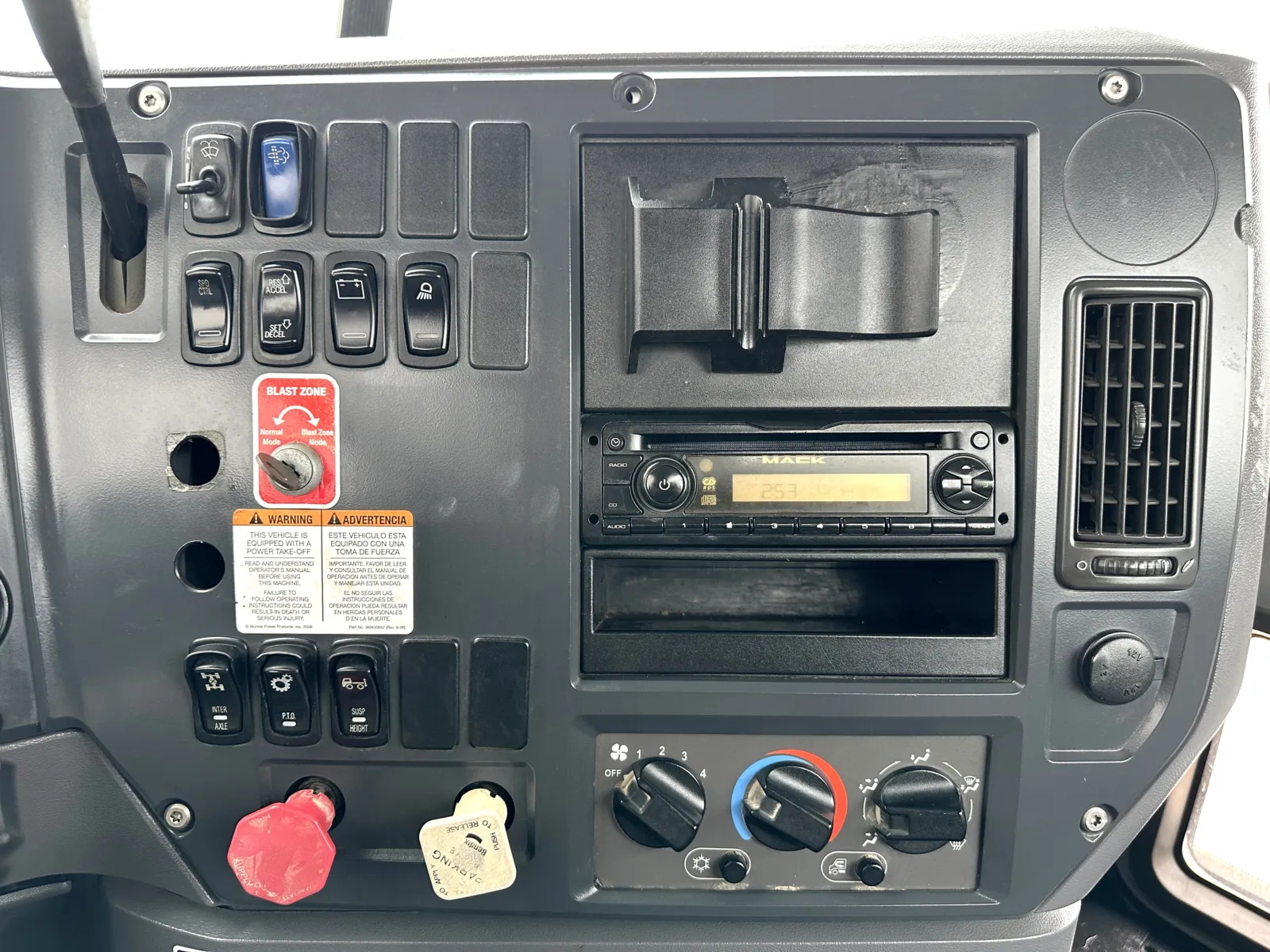 2011 Mack - image 17