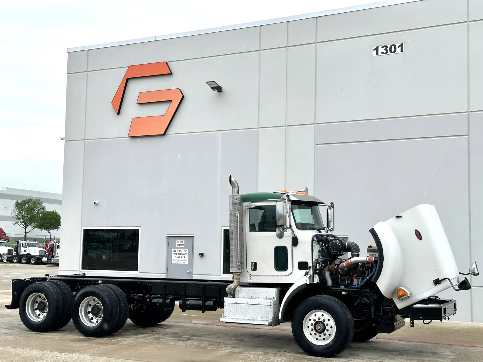 2015 Peterbilt 365 - image 9