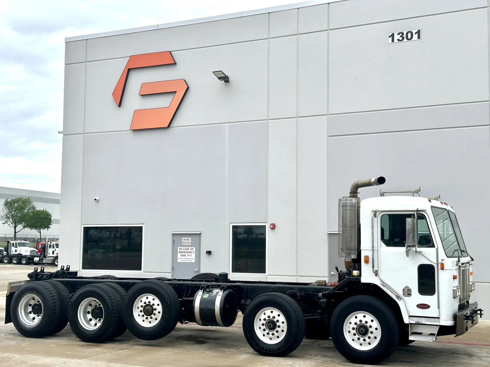 2002 Peterbilt - image 1