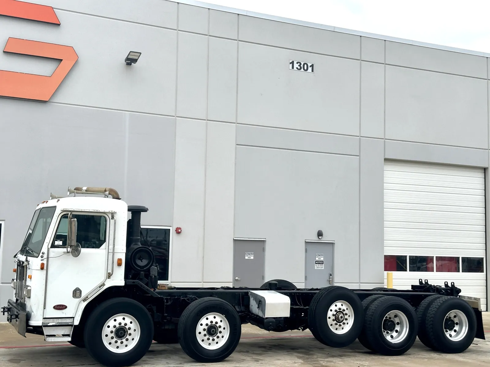 2002 Peterbilt - image 2