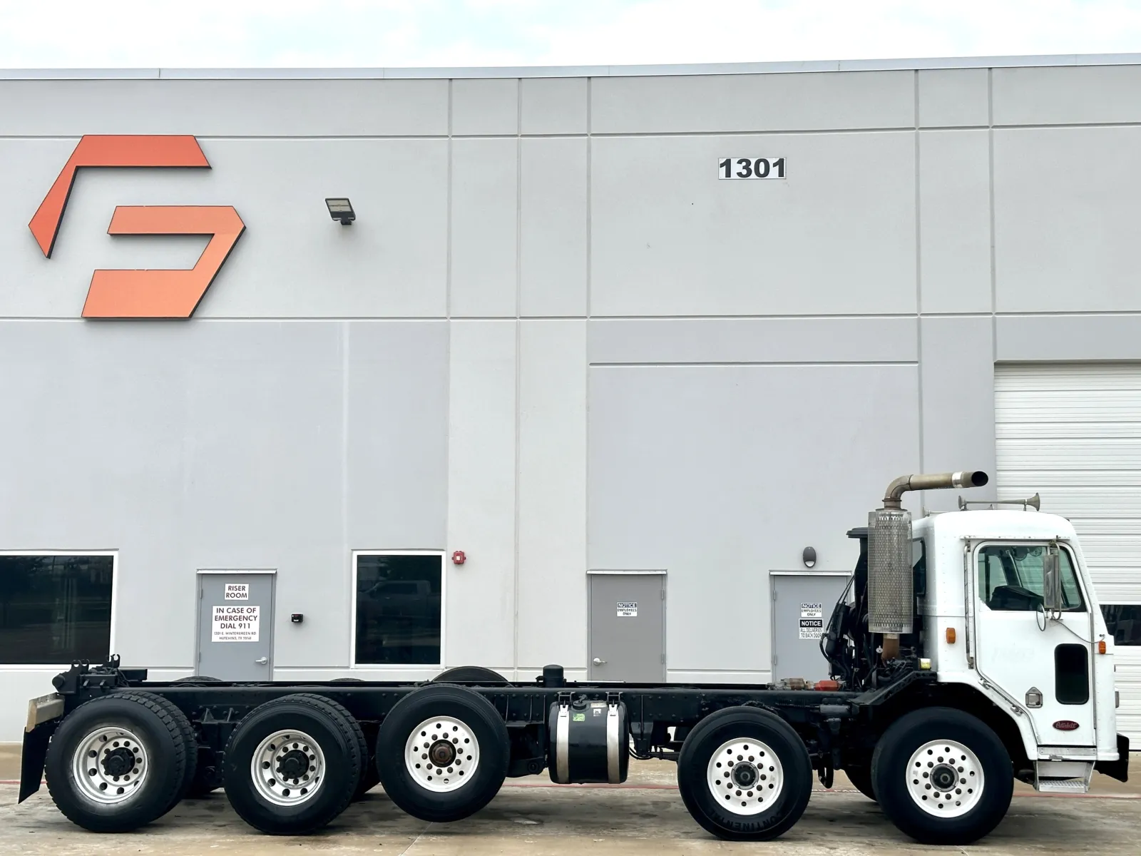 2002 Peterbilt - image 3