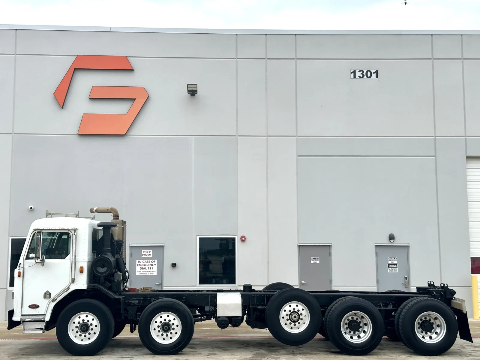 2002 Peterbilt - image 4