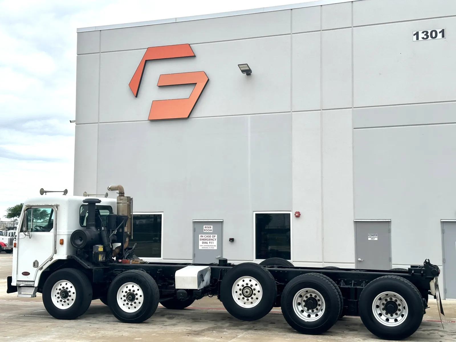 2002 Peterbilt - image 6