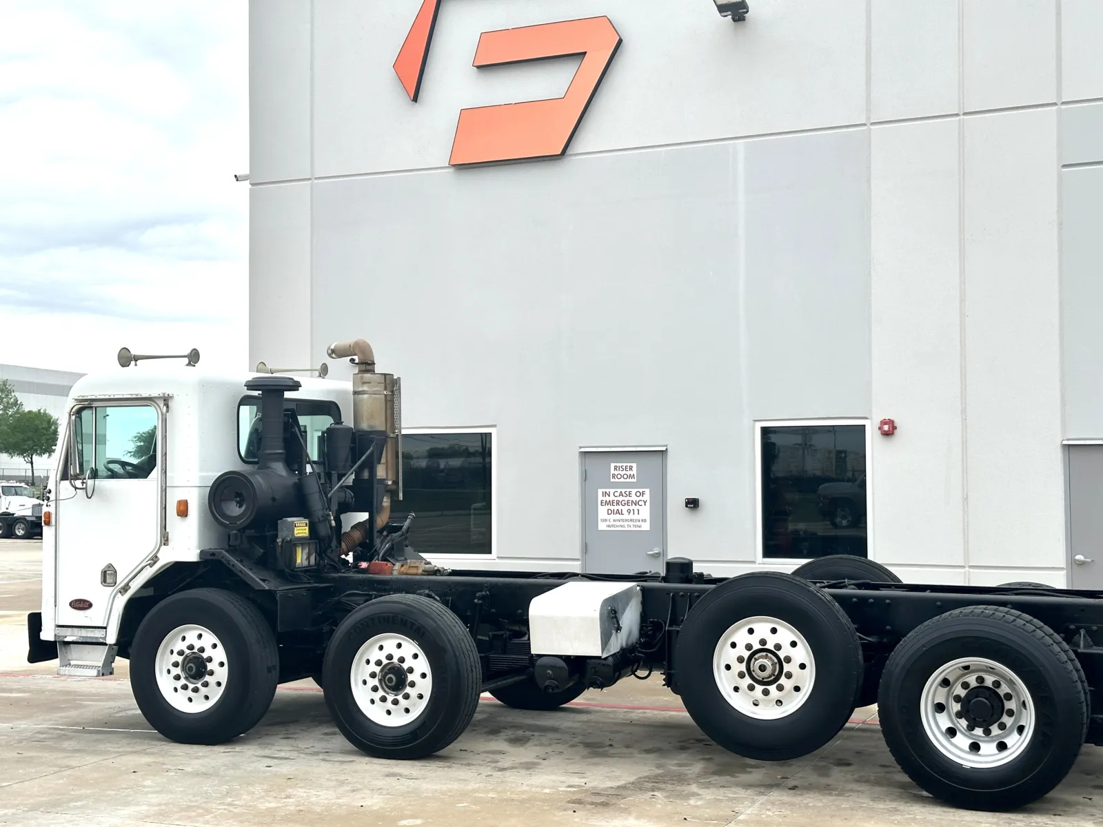 2002 Peterbilt - image 8