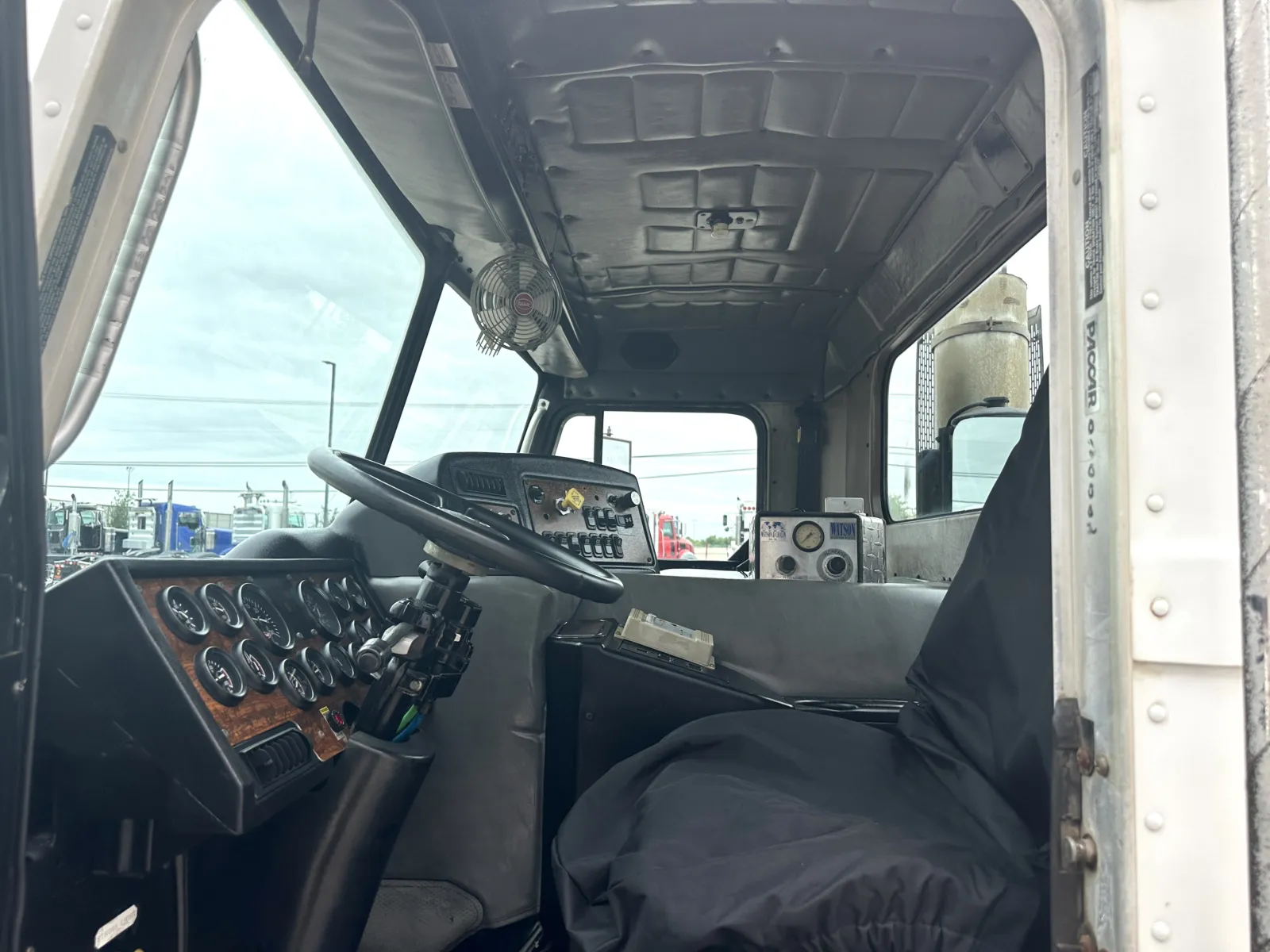 2002 Peterbilt - image 14