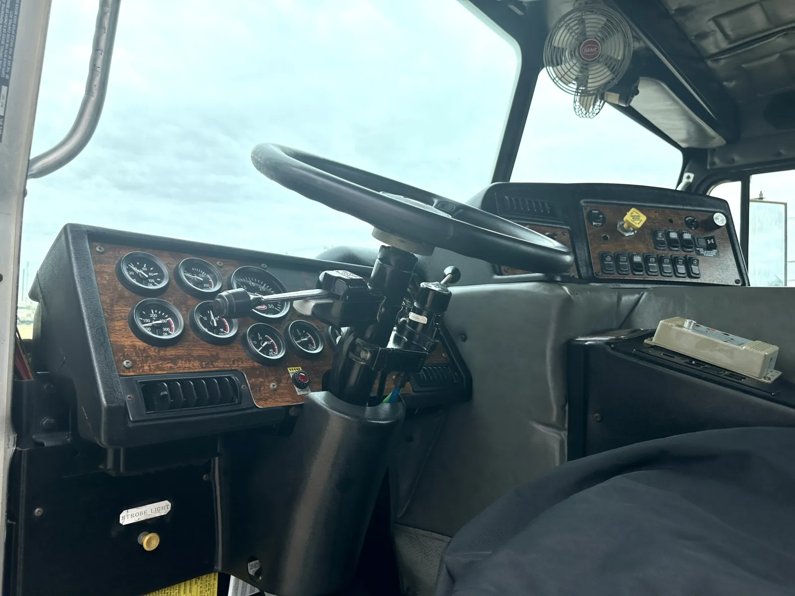 2002 Peterbilt - image 15