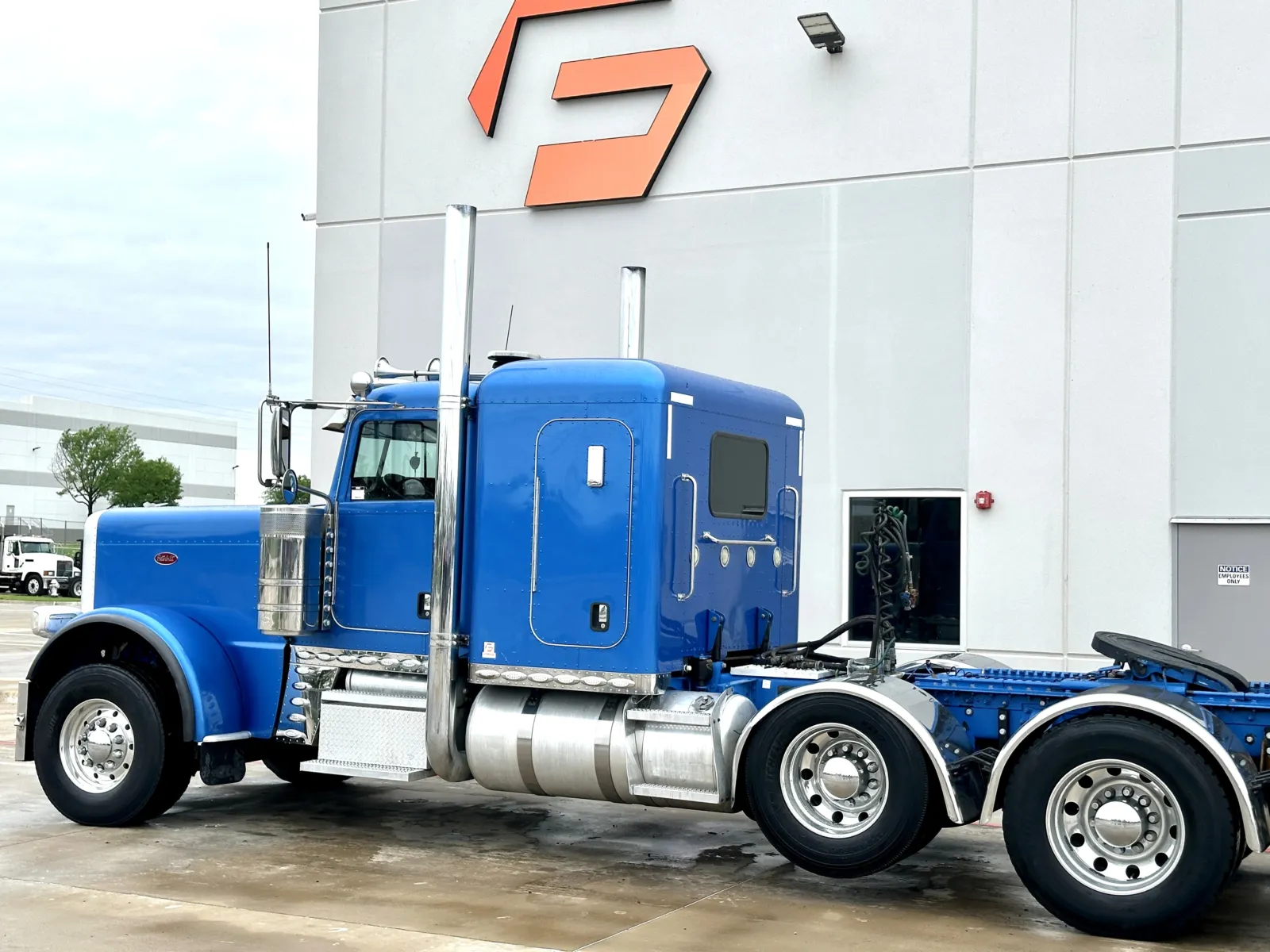 2018 Peterbilt 389 - image 8