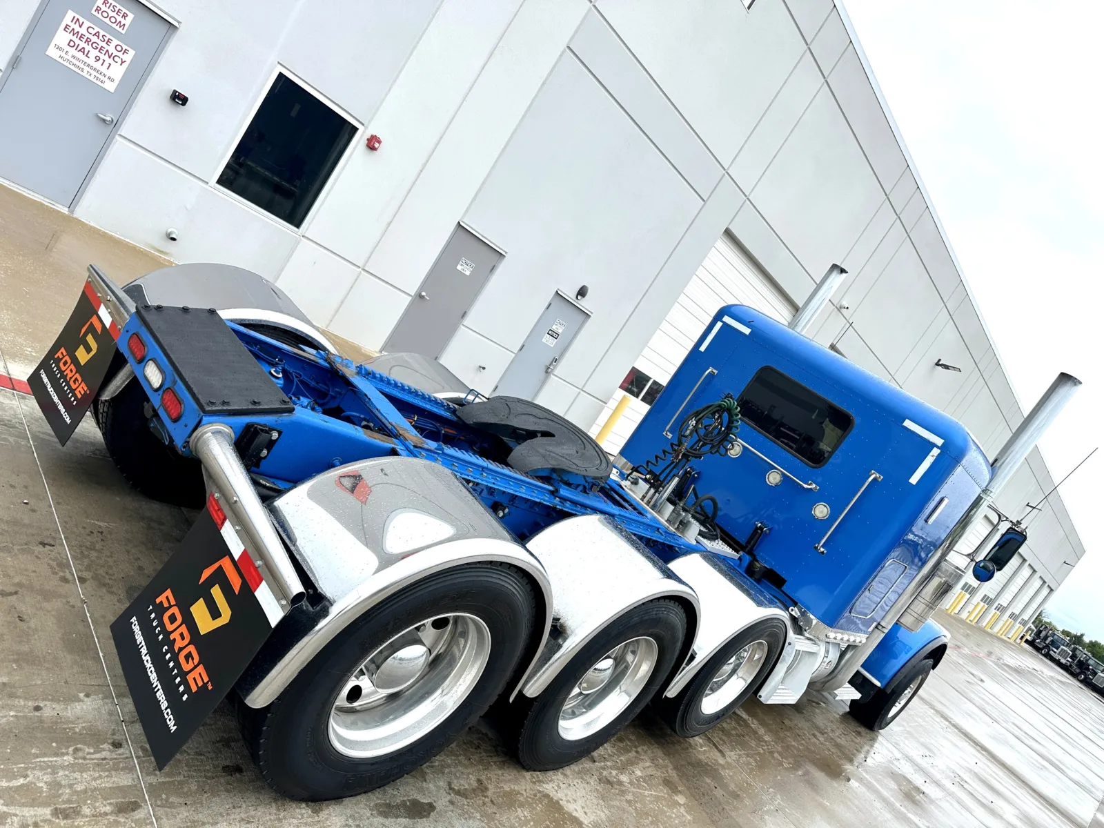 2018 Peterbilt 389 - image 11