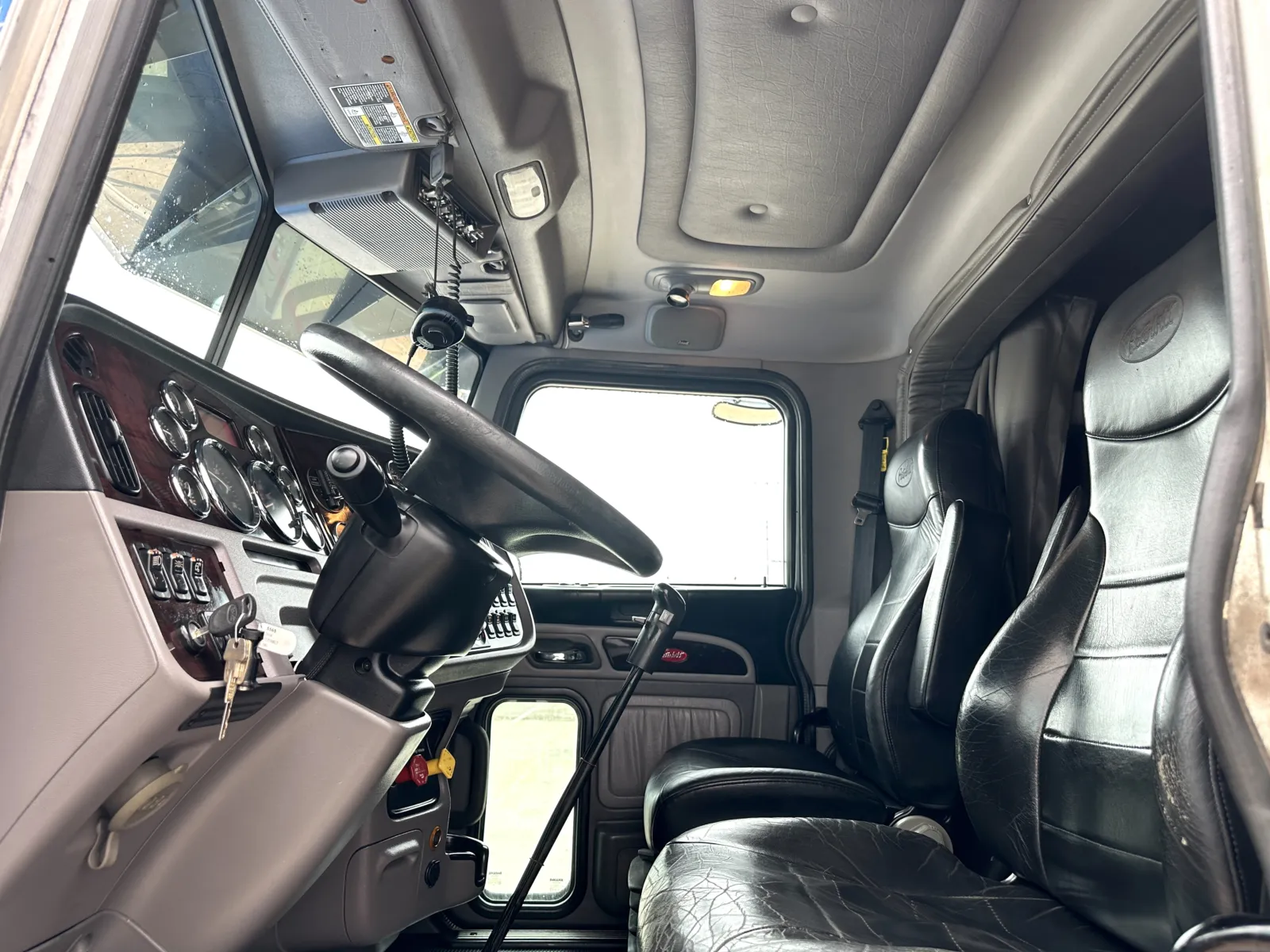 2018 Peterbilt 389 - image 14