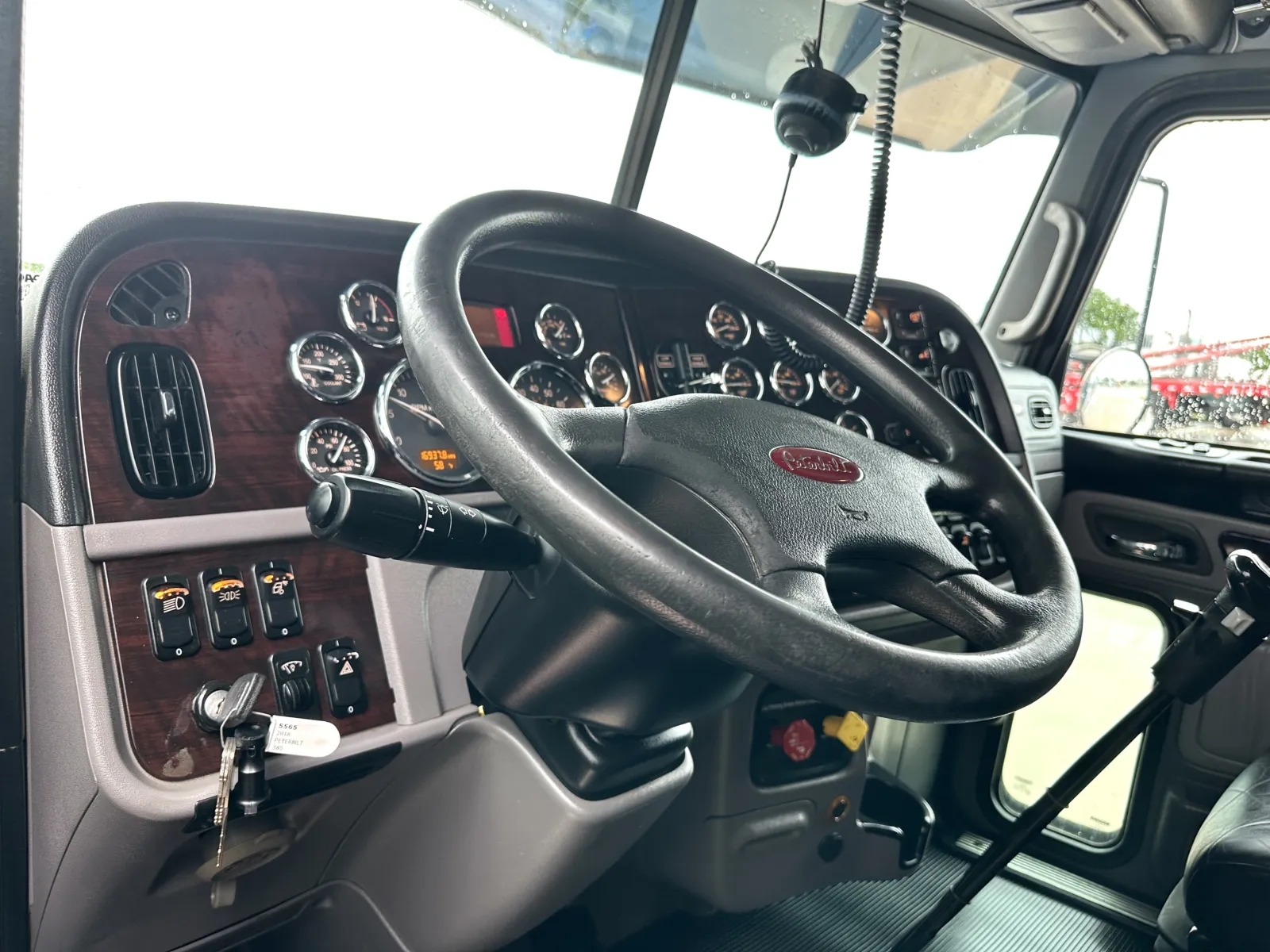 2018 Peterbilt 389 - image 15