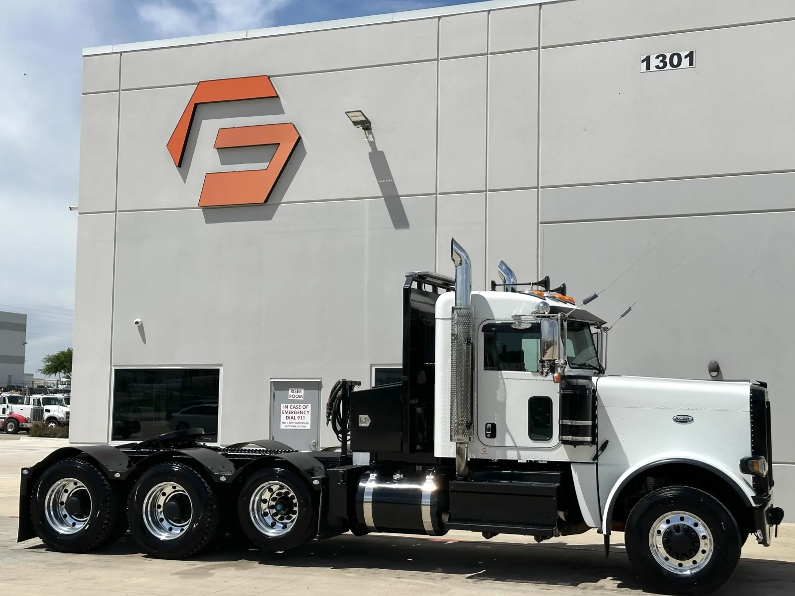 2022 Peterbilt 389 - image 1