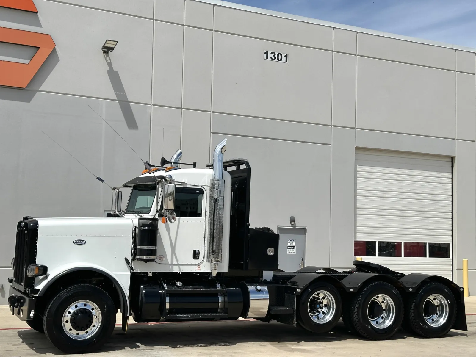 2022 Peterbilt 389 - image 2