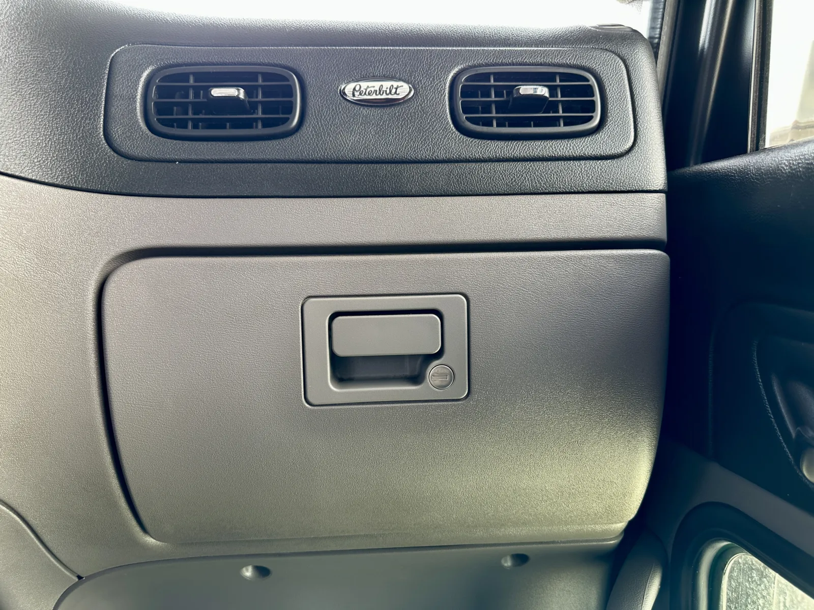 2022 Peterbilt 389 - image 19
