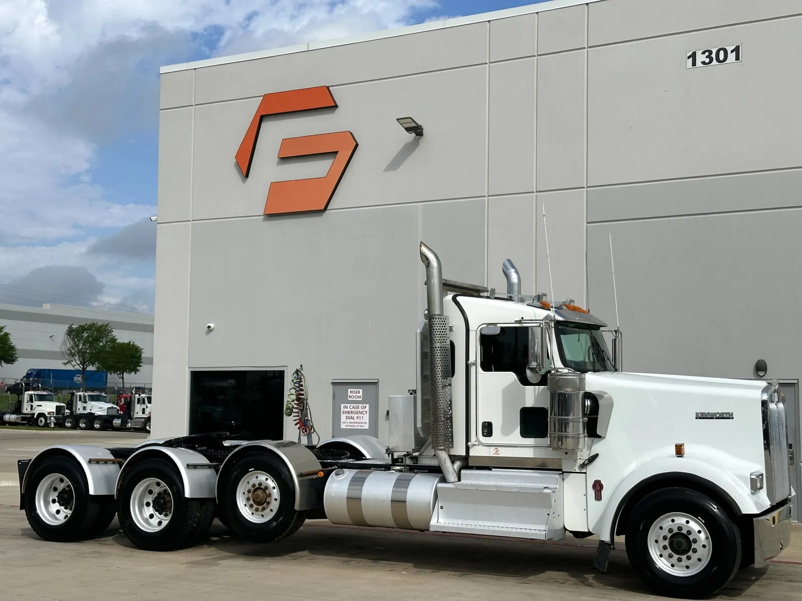 2017 KENWORTH W900 for sale in Hutchins, TX
