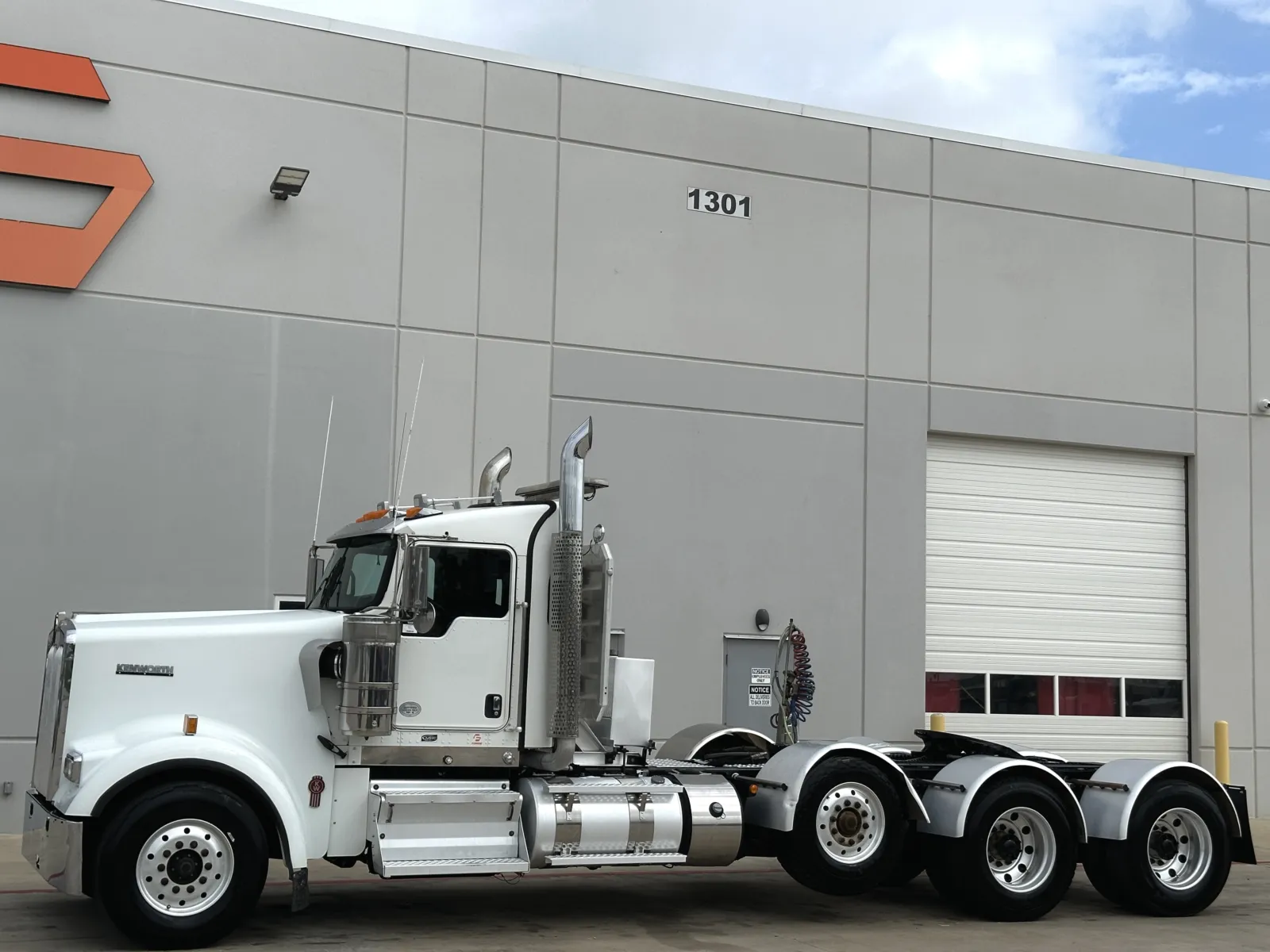2017 Kenworth W900 - image 2