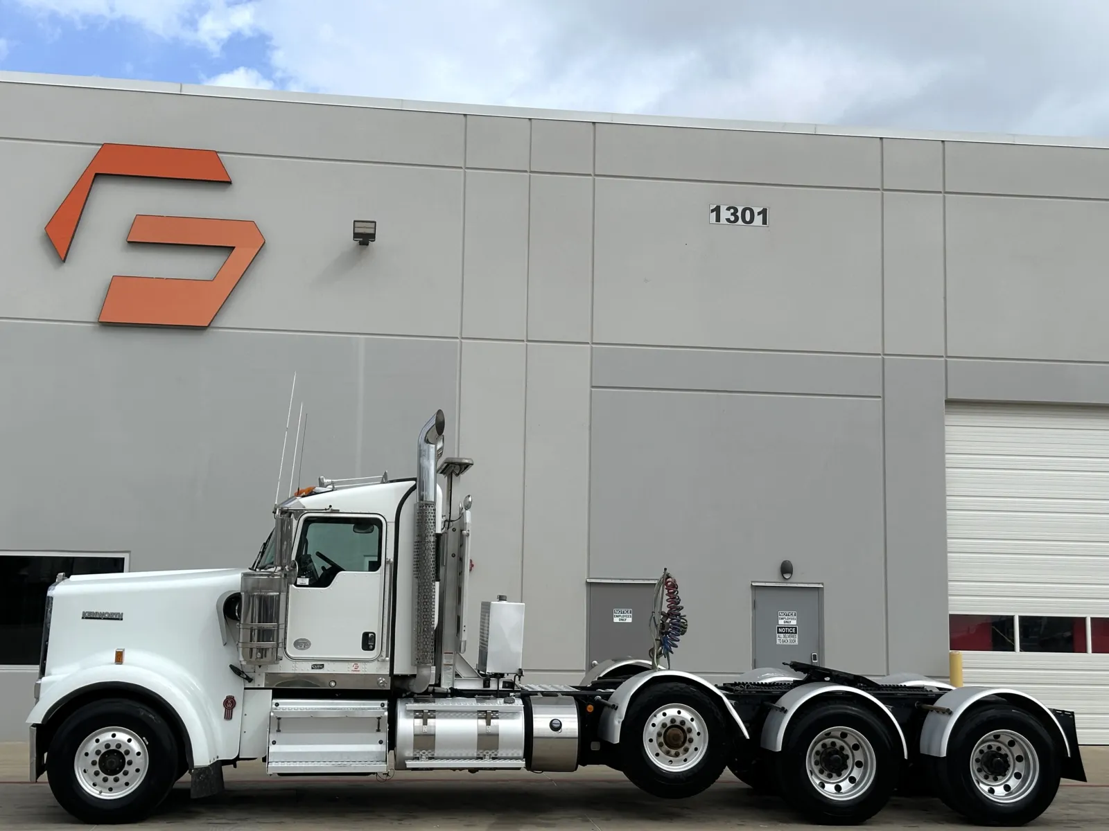 2017 Kenworth W900 - image 4