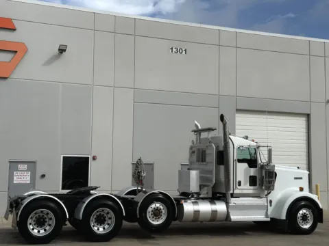 More photos of 2017 KENWORTH W900 at Forge Truck Centers - Texas, TX
