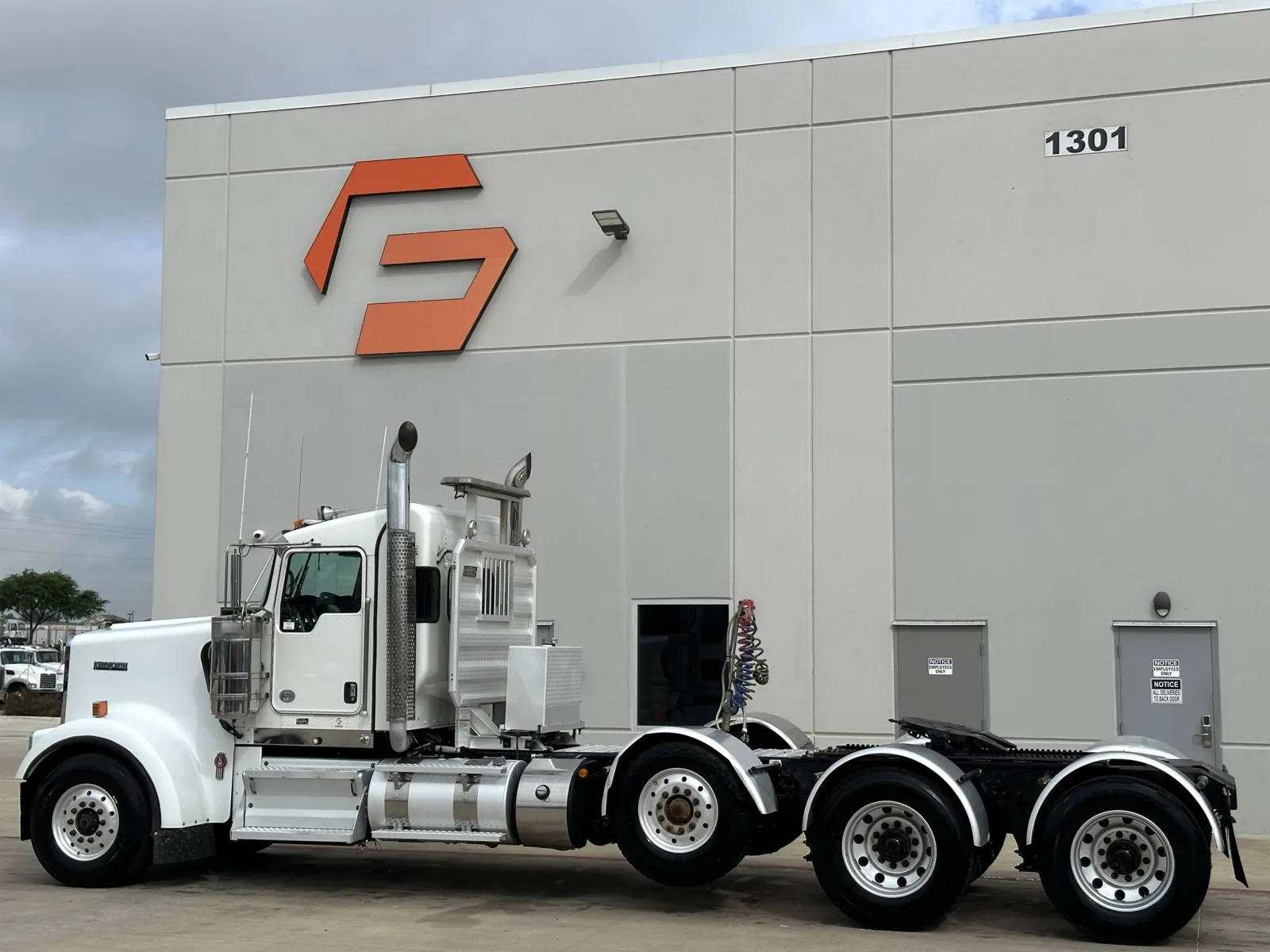 2017 Kenworth W900 - image 6