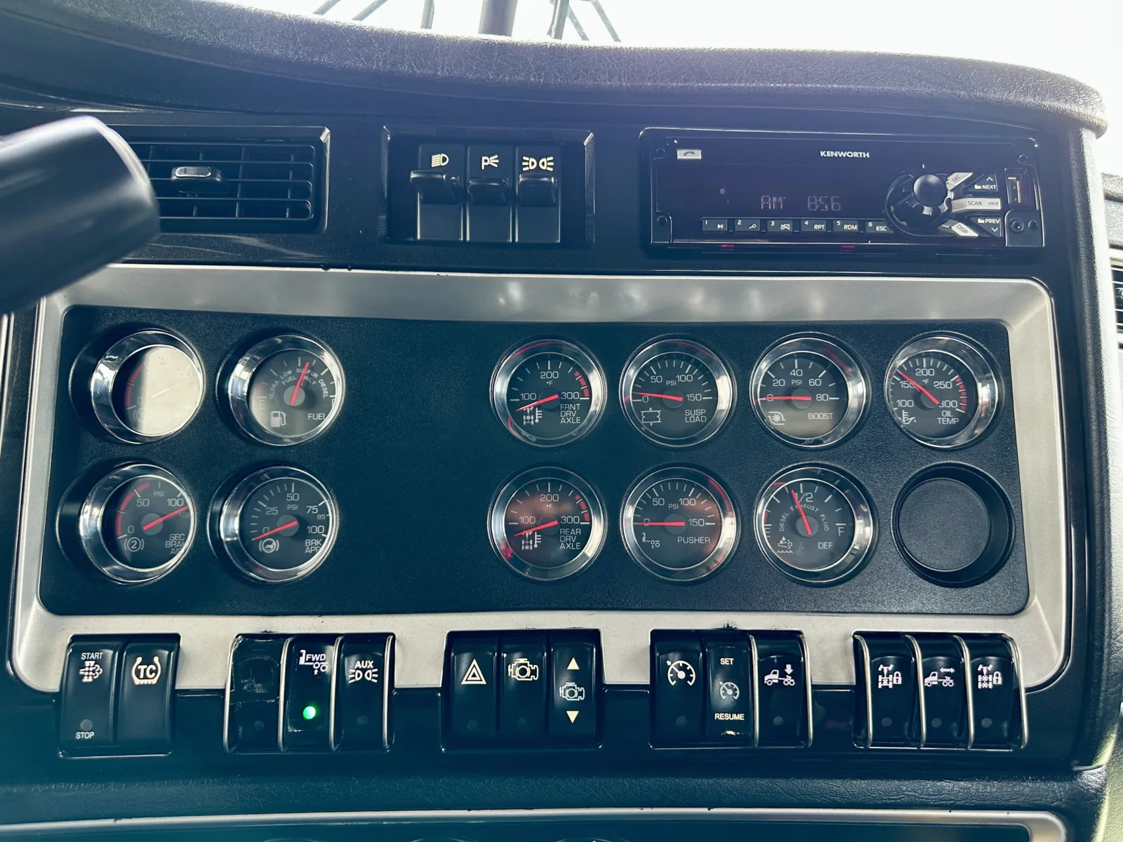 2017 Kenworth W900 - image 18