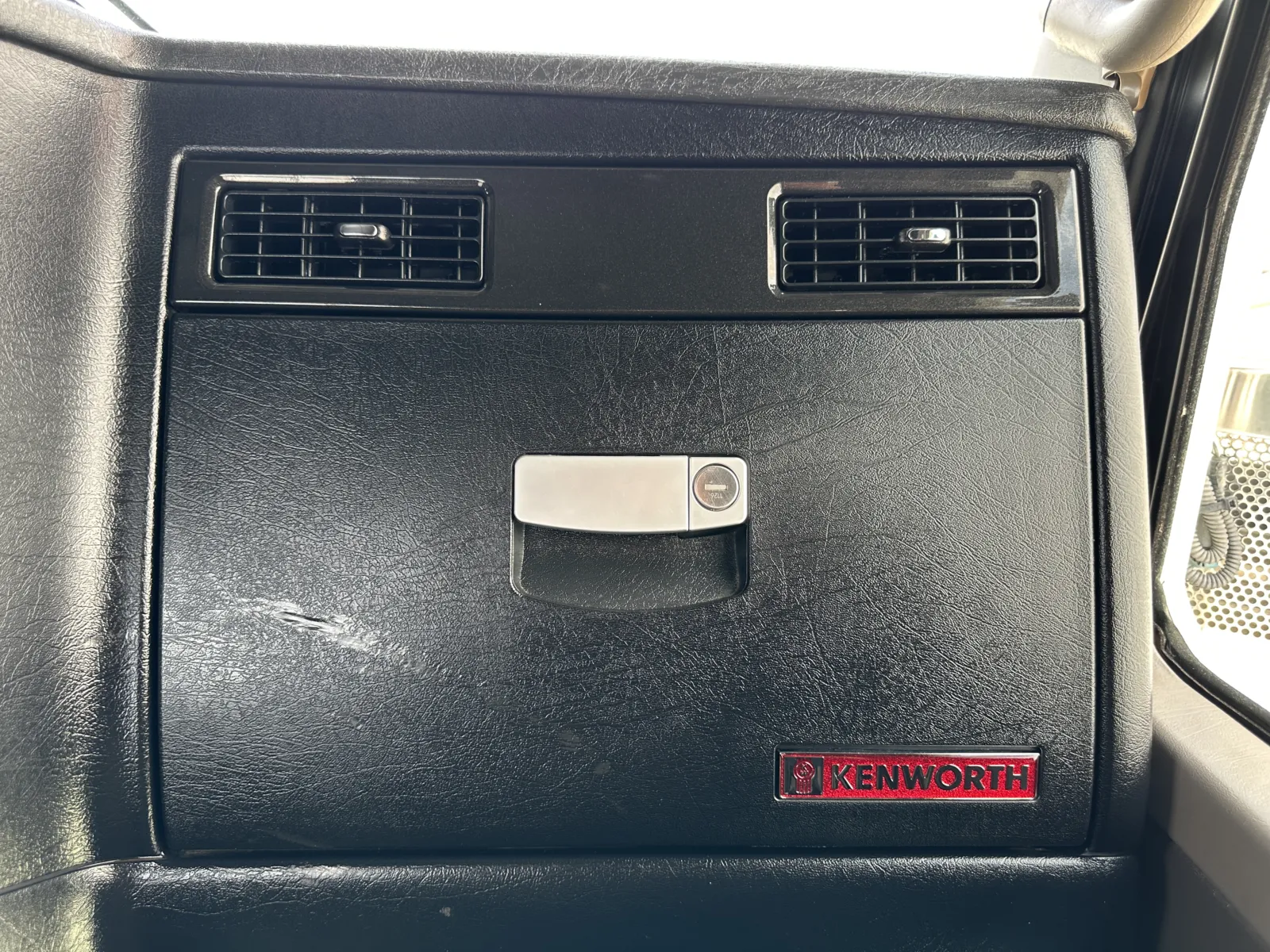 2017 Kenworth W900 - image 19