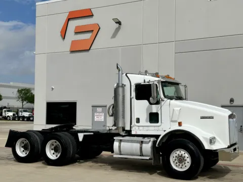 2007 KENWORTH T800 for sale in Hutchins, TX