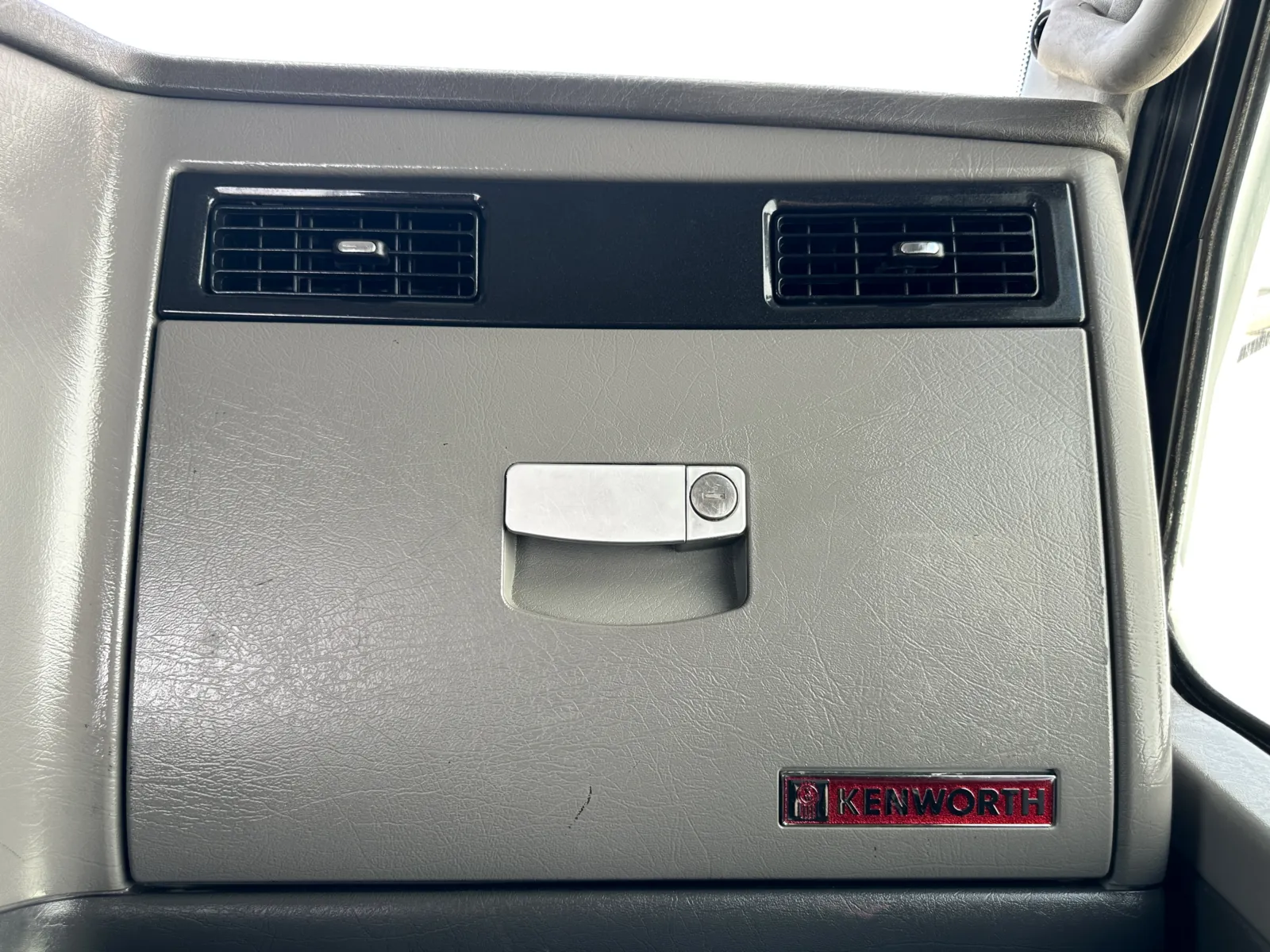 2007 Kenworth T800 - image 19