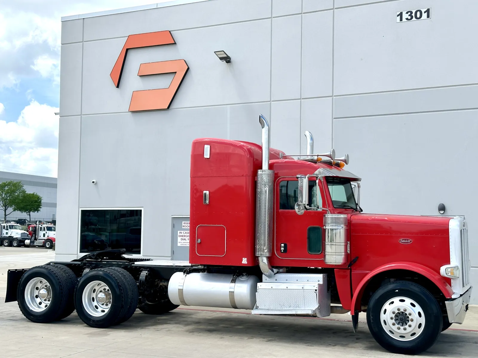 2013 Peterbilt - image 1