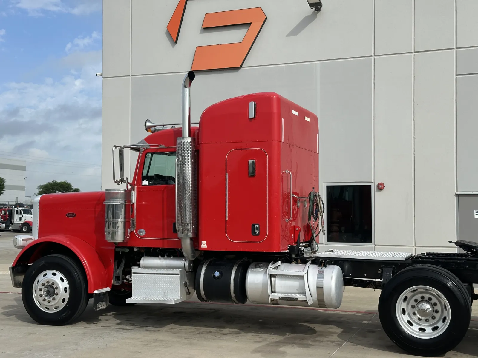 2013 Peterbilt - image 8