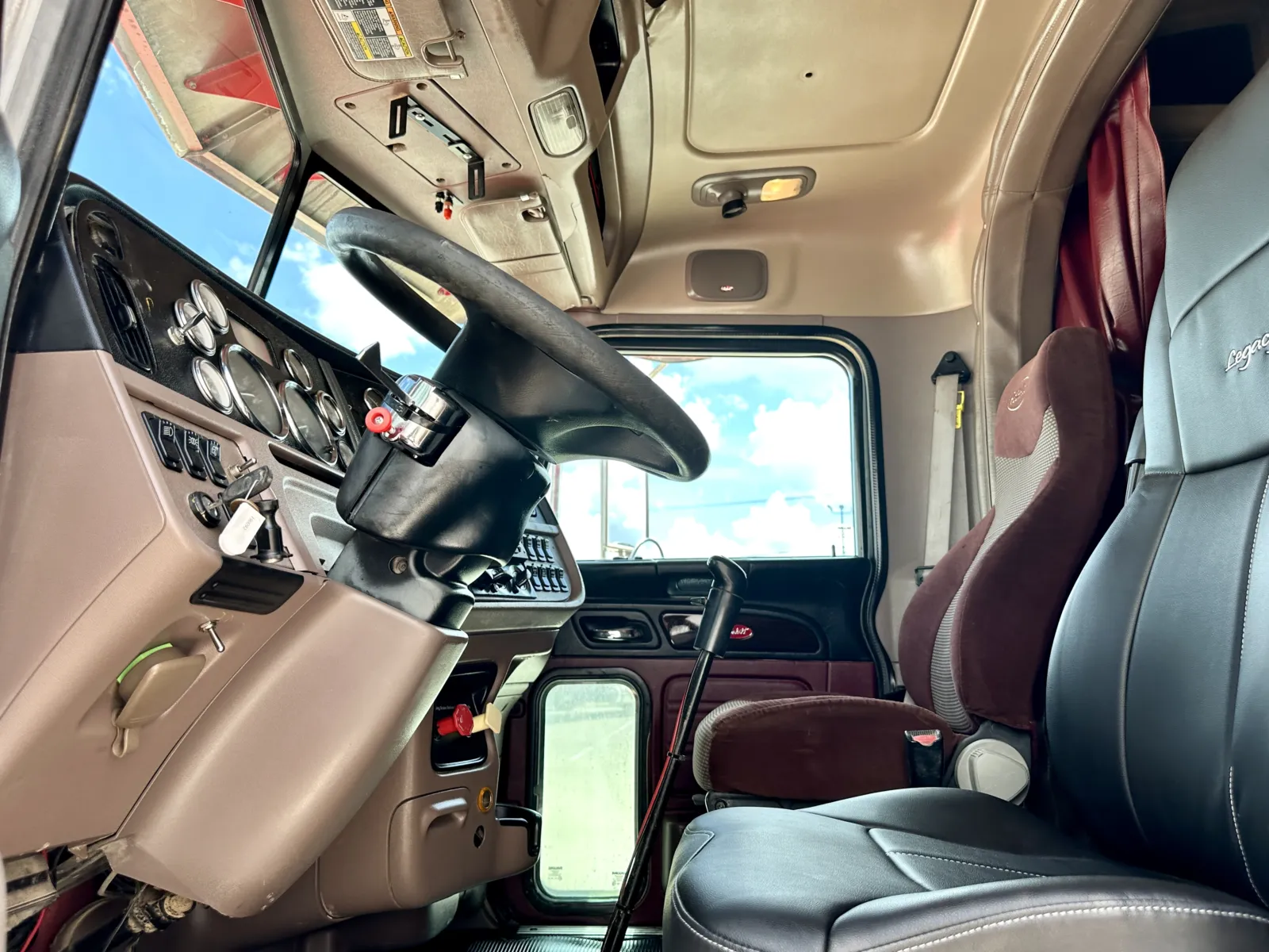 2013 Peterbilt - image 14