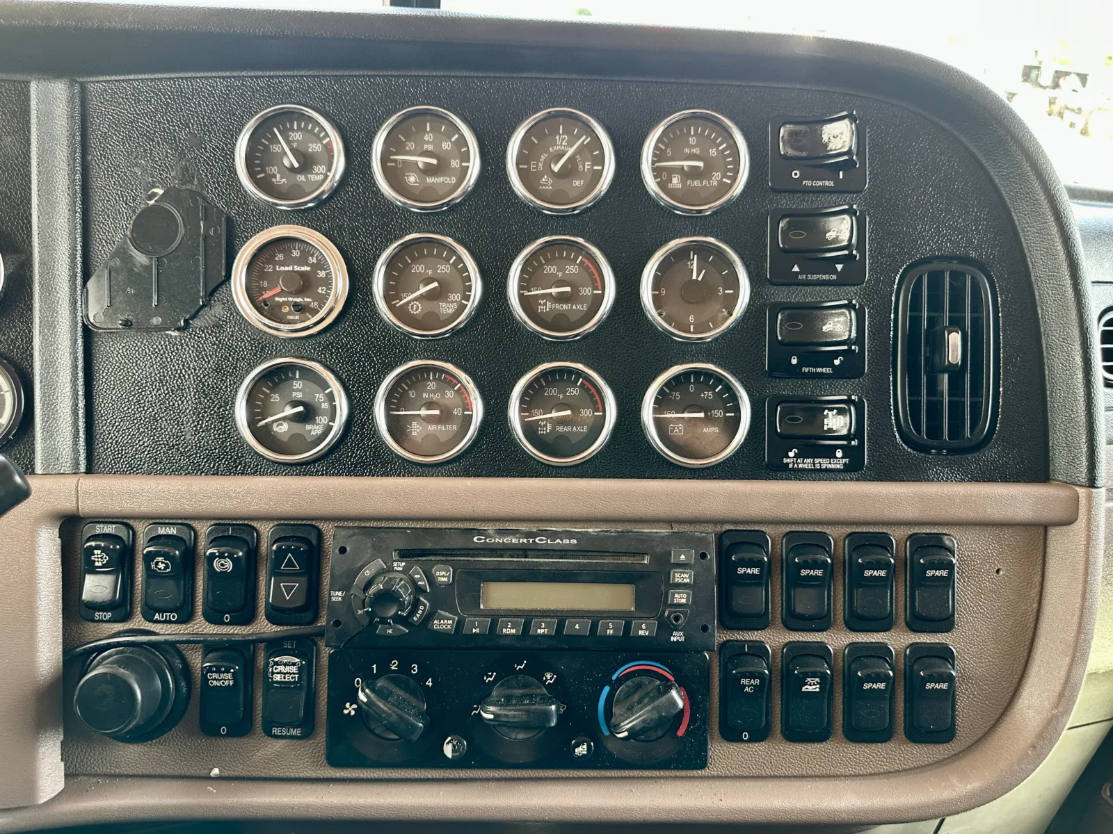 2013 Peterbilt - image 18