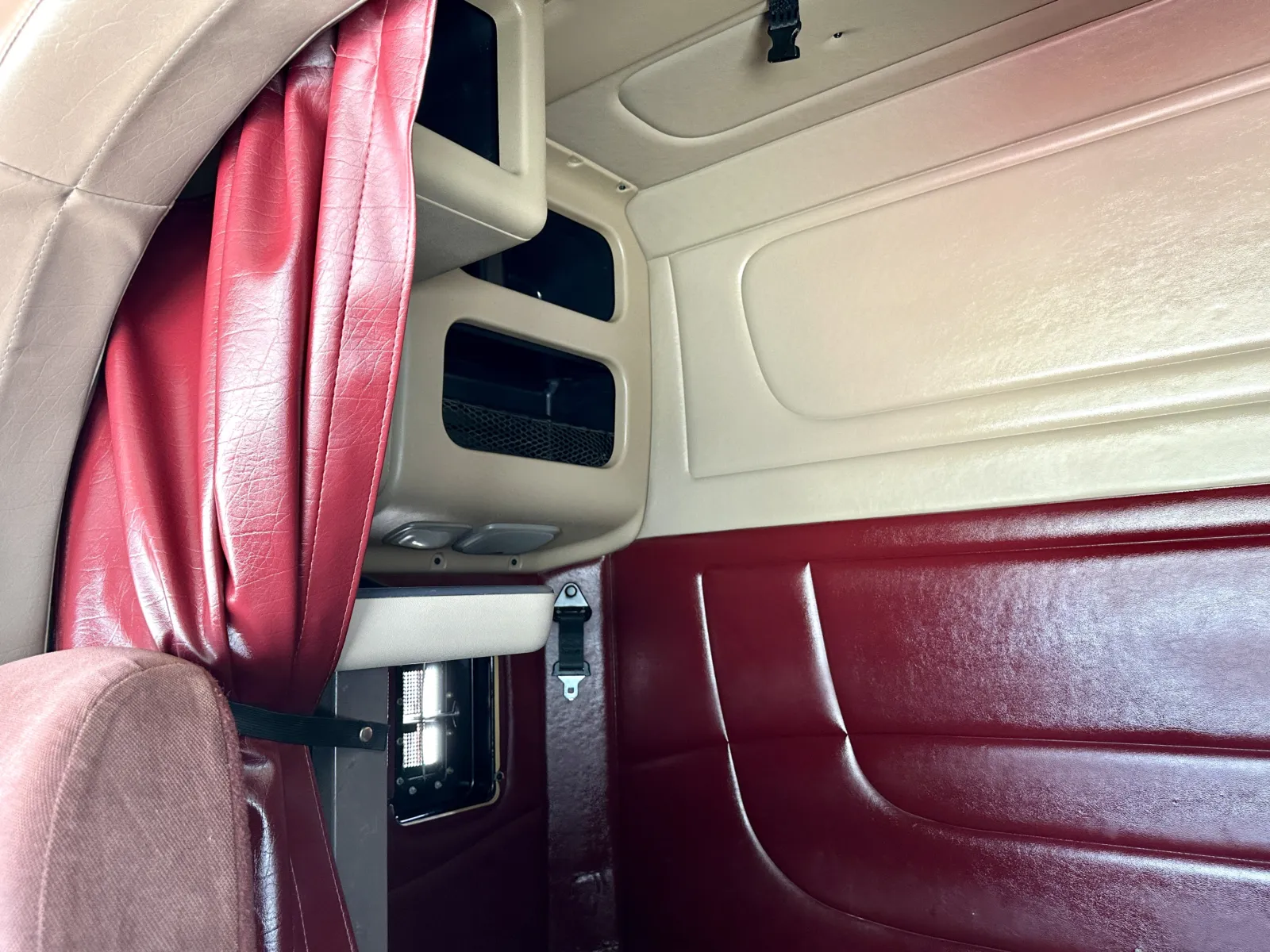 2013 Peterbilt - image 21