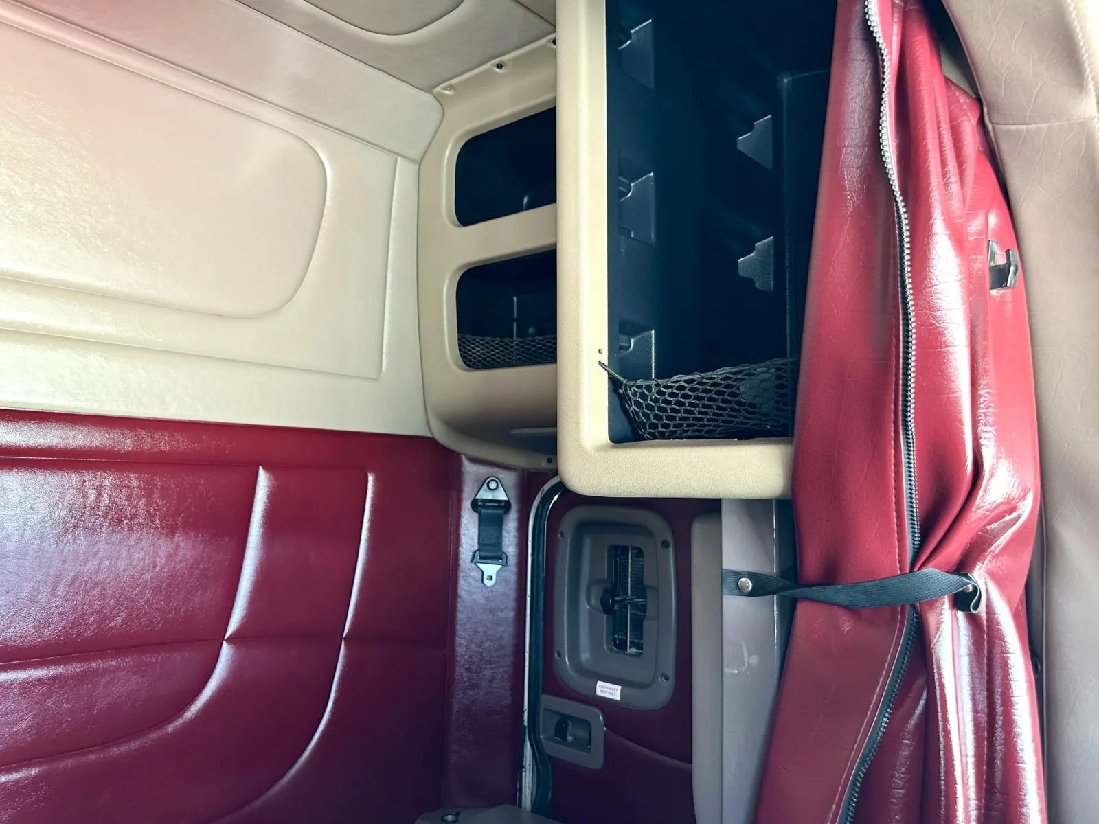 2013 Peterbilt - image 23