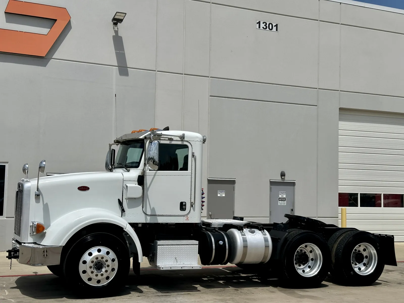 2013 Peterbilt - image 2